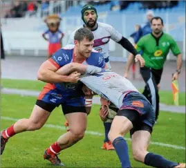  ??  ?? Les Grassois n’ont pas réussi à résister bien longtemps aux Mâconnais, qui inscriront un essai dès la e minute. (Photo PQR/Journal de Saône-et-Loire)