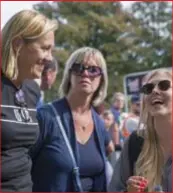  ?? FOTO PETER MALAISE ?? Vader Van Aert ontfermt zich al jaren over de fietsen van Wout, moeder (links) en vrouw Sarah (rechts) begeleiden hem ook op gepaste wijze.