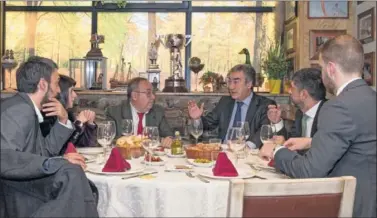  ??  ?? EN CASA JUAN. De izquierda a derecha: Juanma Leiva, María Rodrigo, Alfredo Relaño, Javier Lozano, Juan Gutiérrez y Dani Miranda, durante un momento del encuentro entre el presidente de la LNFS y As.