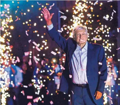  ??  ?? El candidato presidenci­al mexicano Andrés Manuel López Obrador, de 64 años, saludó a sus seguidores durante el mitin de clausura de su campaña, el miércoles, en el Estadio Azteca, en Ciudad de México.
