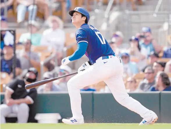  ?? ?? l El bateador designado de los Dodgers Shohei Ohtani observa el viaje de la pelota tras conectar un jonrón.