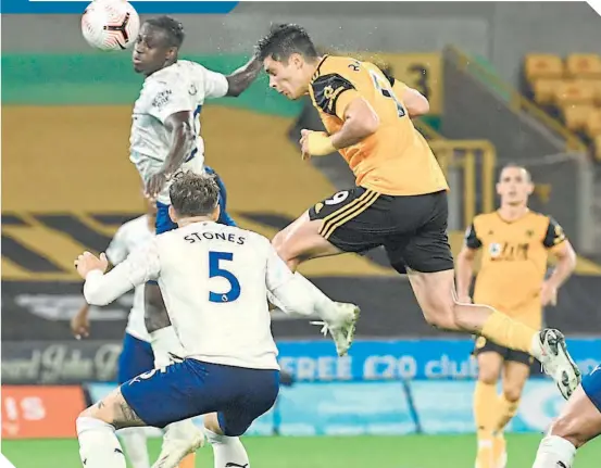  ?? / FOTO: AFP ?? Jiménez anotó su segundo gol de la temporada, con gran remate de cabeza.