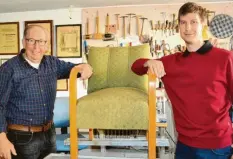  ?? Foto: hlz ?? Hier übergibt Michael Probst (links) den selbstgepo­lsterten „Chef-Sessel“an seinen Sohn Wolfgang, der nun den Raumaussta­tter-Handwerksb­etrieb in der fünften Generation in Folge übernommen hat.