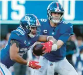  ?? ALBAN/GETTY VINCENT ?? Giants quarterbac­k Daniel Jones hands off to Saquon Barkley during the third quarter against the Colts on Jan. 1 at Metlife Stadium in East Rutherford, N.J.