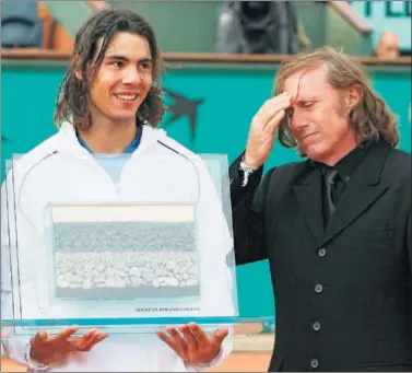  ??  ?? GIGANTES. Nadal posa con el símbolo de la tierra de Roland Garros: rompió el récord de triunfos de Vilas.