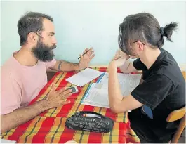  ?? F. DE LA ORDEN ?? Tutoría. El profesor Manel Reig da una clase de inglés.