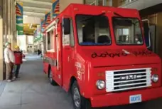  ?? JENNIFER BAIN/TORONTO STAR ?? Some city officials are concerned the prevalence of food trucks might pose a threat to local restaurant­s.