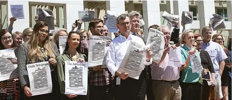  ?? ROD MCGUIRK/AP ?? PROTES JURNALIS: Para wartawan dari berbagai media melakukan aksi protes di depan gedung parlemen Australia di Canberra kemarin (21/10).