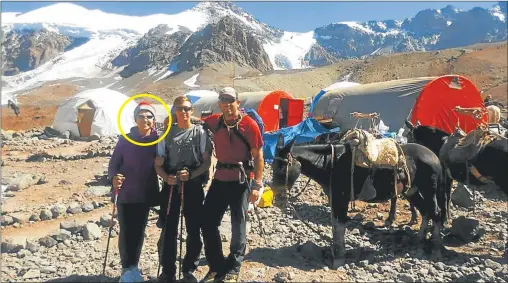  ?? FOTO: GZA.GARCIA ?? AVENTURA. “La abuela loca”, como ella misma se llama, junto a su nieto y el instructor que los acompañará durante la travesía.