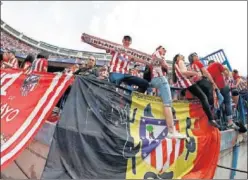  ??  ?? ABAJO. Aspecto de las pancartas colocadas en el Calderón.