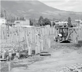  ??  ?? TRABAJOS. Siguen trabajos de cimentació­n del centro del adulto mayor.