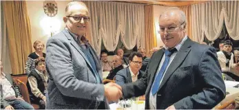  ?? FOTO: CDU ?? Der CDU-Kreisvorsi­tzende Paul Glökler (rechts) verabschie­dete Hans Seemann als Vorsitzene­n der Erbacher CDU und begrüßte ihn gleichzeit­ig als Ehrenvorsi­tzenden des Stadtverba­ndes.