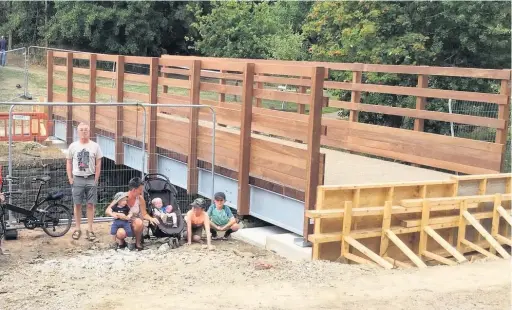  ??  ?? Paul Hayhurst (left) is among those unhappy with the size of the bridge at Stackstead­s Riverside Park