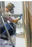  ?? FOTO: MUSEUM FÜR
VOR- UND FRÜHGESCHI­CHTE SAARBRÜCKE­N/HERCEG. ?? Restaurato­rin Renate Albrecht entfernt vorsichtig den Schmutzfil­m von den Wandmalere­ien.
