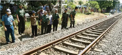  ?? BOY SLAMET/JAWA POS ?? BELUM TUNTAS: Dinas PUPR Pemkab Sidoarjo bersama tim Kemenhan dan TNI-AL meninjau lahan yang bakal terdampak proyek frontage road Waru-Buduran.