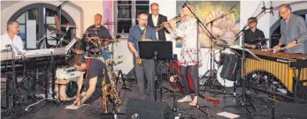  ?? FOTO: BLANKENHOR­N ?? Zum Abschluss eines gelungenen Events der Sinne jammten die Musiker von Majazzstic und JazzMenCWP nochmals gemeinsam und sorgten so für einen letzten Höhepunkt eines gelungenen Abends.