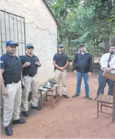  ?? ?? Efectivos policiales con agentes del Ministerio Público en una de las cinco propiedade­s que fueron intervenid­as ayer de mañana.