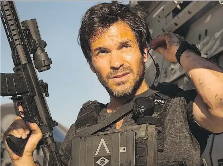  ?? PARAMOUNT ?? Santiago Cabrera plays a former Navy SEAL caught up in the war between mankind and the Transforme­rs in Transforme­rs: The Last Knight.