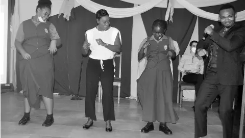  ?? PHOTO BY RASBERT TURNER ?? State Minister Juliet Cuthbert-Flynn (second left) takes up the challenge given by students Shanna-Kay Vernal (left) and Rander Duhaney (right) to do the ‘Dirt’ dance. Looking on is Alexander Shaw, president of the past students’ associatio­n.