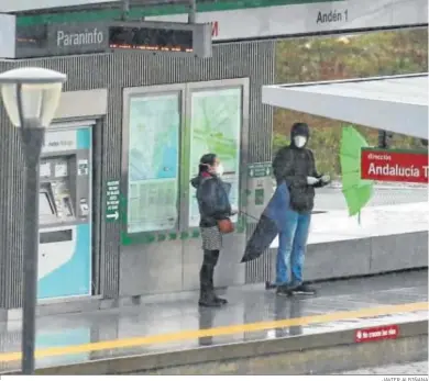  ?? JAVIER ALBIÑANA ?? Dos pasajeros en una estación.