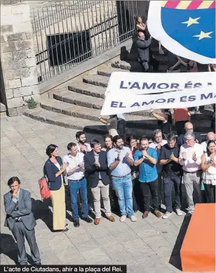  ??  ?? L’acte de Ciutadans, ahir a la plaça del Rei.