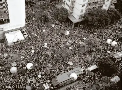  ?? Zanone Fraissat/folhapress ?? Servidores municipais cercam a Câmara de São Paulo, ontem, em mais um protesto contra a reforma da previdênci­a proposta pelo prefeito João Doria (PSDB); pela manhã, até crianças participar­am do ato