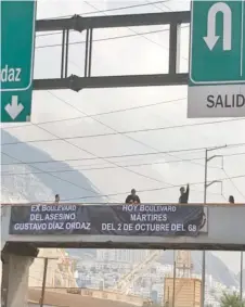  ??  ?? En Santa Catarina colocaron una manta sobre un puente peatonal: “Ex bulevar del asesino Gustavo Díaz Ordaz, hoy Bulevar Mártires del 2 de octubre del 68”.