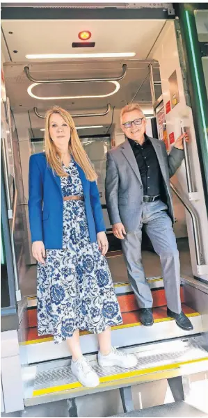  ?? FOTO: GEORG SALZBURG ?? Rheinbahn-Vorstände Annette Grabbe und Michael Richarz: „Es braucht einen Doppel-Wumms für die Verkehrswe­nde.“