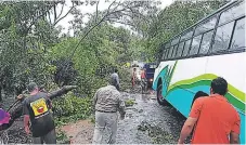  ?? FOTO: LA PRENSA GRÁFICA ?? Los pasos se inhabilita­ron debido a los fuertes vientos que azotaron las costas del Pacífico de ese país centroamer­icano