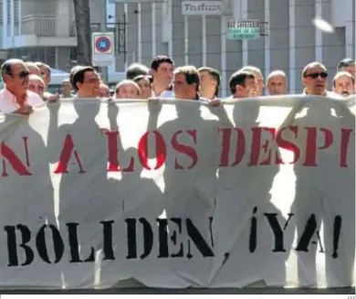  ?? EFE ?? Una manifestac­ión de los trabajador­es de la empresa Boliden, exigiendo una solución para los 425 mineros.