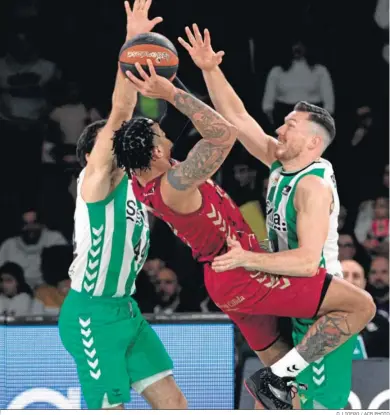  ?? D, LIGERO / ACB PHOTO ?? Pepe Pozas y Bertans defienden con intensidad al jugador del UCAM Murcia Jordan Davis.