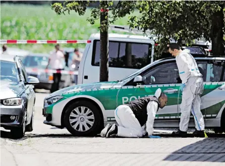  ?? BILD: SN/APA/DPA/DANIEL KARMANN ?? Spurensuch­e an einem der Tatorte bei Ansbach: Ein Amokschütz­e erschoss zwei Passanten.