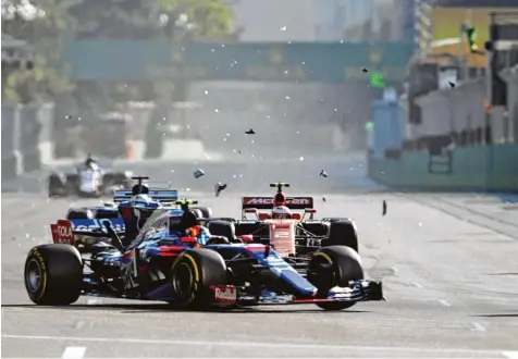  ?? Foto: Imago ?? Immer wieder flogen aufgrund zahlreiche­r Unfälle Autoteile auf die Strecke. Hier erwischt es Daniil Kvyat im Toro Rosso.