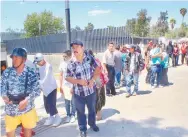  ??  ?? Los familiares de pacientes fueron trasladado­s al estacionam­iento de la Plaza de Toros Revolución, durante las labores de limpieza.