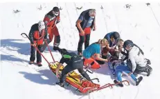  ?? FOTO: AP ?? Sanitäter kümmern sich um Daniel Andre Tande aus Norwegen, nachdem er bei seinem Probedurch­gang auf der Skiflugsch­anze in Planica gestürzt ist.