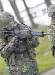  ?? FOTO: IMAGO IMAGES ?? Seit mehr als sechs Jahrzehnte­n liefert Heckler & Koch Sturmgeweh­re an die Bundeswehr.