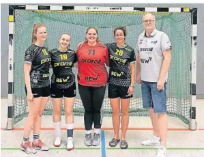  ?? FOTO: WTV ?? Seniorensp­ielwart Marc Johann mit den WTV-Zugängen Vanessa Rukover (v.l.), Savannah Düring, Anna-Lena Knoop und Alexa Mosch.