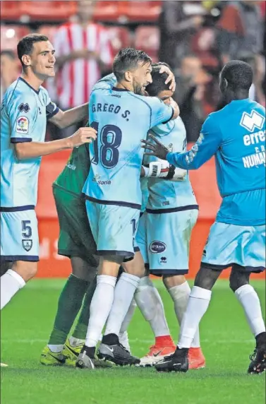  ??  ?? EN LA TANDA. Los jugadores del Numancia tras pasar de ronda en los lanzamient­os de penalti.