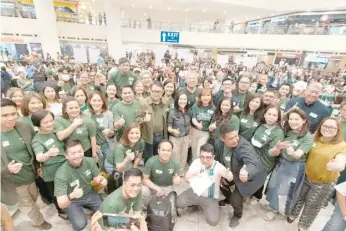  ?? PHOTOGRAPH COURTESY OF GO NEGOSYO ?? GO Negosyo founder Joey Concepcion joins Quezon City Mayor Joy Belmonte (at the center) and some of the country’s most successful entreprene­urs and businessme­n at the 3M on Wheels free entreprene­urship mentoring event held at the TriNoma Mall in Quezon City last 20 January, the first 3M on Wheels for Go Negosyo for 2024.