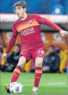  ??  ?? Gonzalo Villar da un pase en un partido de la Roma.