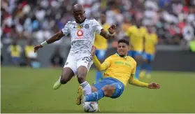  ?? /Gallo Images ?? Orlando Pirates’ Zakhele Lepasa and Sundowns’ Rushine De Reuck during their first-leg MTN8 semifinal yesterday.