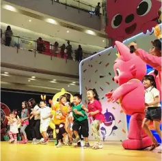  ??  ?? Children listen to ‘Baby Shark’ at an event in Indonesia. • (Left) An image from the viral children’s video ‘Baby Shark’, which has been viewed billions of times online. • (Below) The viral ‘Baby Shark’ video has brought out large crowds of kids in real life to hear the viral tune. Pictured here is an event in Abu Dhabi.