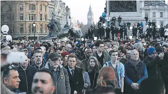  ?? FOTO: AGENCIA AFP ?? Personas de todo Londres se reunieron en Trafalgar para rendir homenaje a las víctimas.