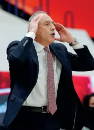  ??  ?? In panchina Sopra l’allenatore della Fortitudo, Luca Dalmonte. Sotto Ettore Messina dell’Olimpia (Ciamillo)