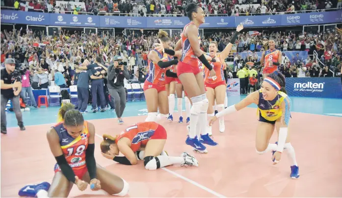  ??  ?? Las jugadoras de la selección nacional estallan de alegría luego de vencer a Puerto Rico y lograr el boleto en el pasado Preolímpic­o de Voleibol.