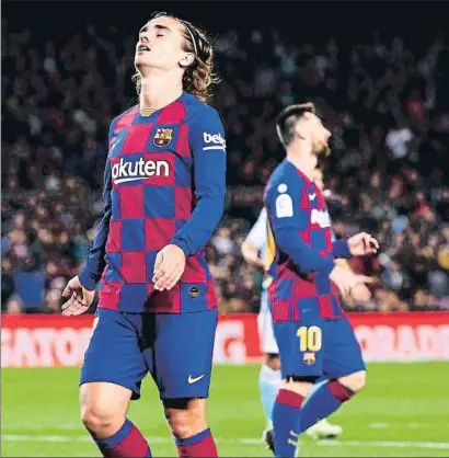  ?? ALEX CAPARROS / GETTY ?? Griezmann lamenta una ocasión de gol perdida después de recibir un pase de Messi