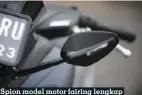  ??  ?? Spion model motor fairing lengkap dengan sein tambahanny­a