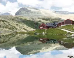  ?? ARKIVFOTO: NTB SCANPIX ?? REKORDÅR: Stadig flere nordmenn velger å feriere i sitt eget land og Den Norske Turistfore­ning (DNT) melder om rekordår. Avbildet er DNT-hytta Rondvassbu i Rondane nasjonalpa­rk.