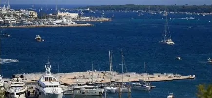  ??  ?? Les pontons supplément­aires avaient pourtant été apportés dans le Vieux-Port pour y amarrer les nouvelles unités présentées lors de la manifestat­ion… (Photo Sébastien Botella)