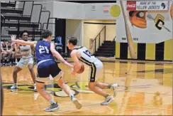  ?? lorene Parker ?? Rockmart’s Ty Floyd gets around King’s Academy’s defender to get the ball closer to the basket.